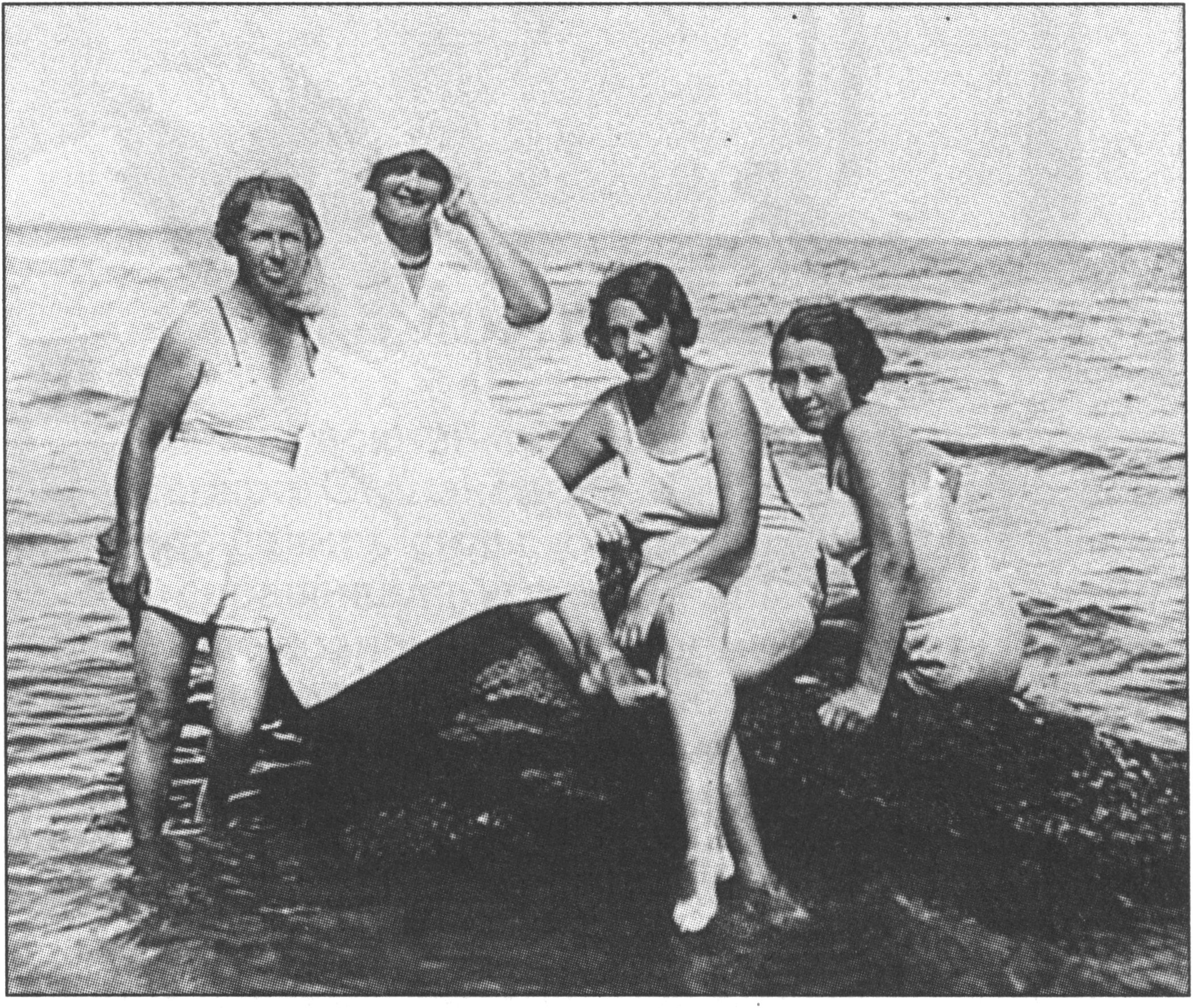 Нина Николаевна Грин среди санитарок санатория «Старый Крым» на пляже в Феодосии. Фото 1936года