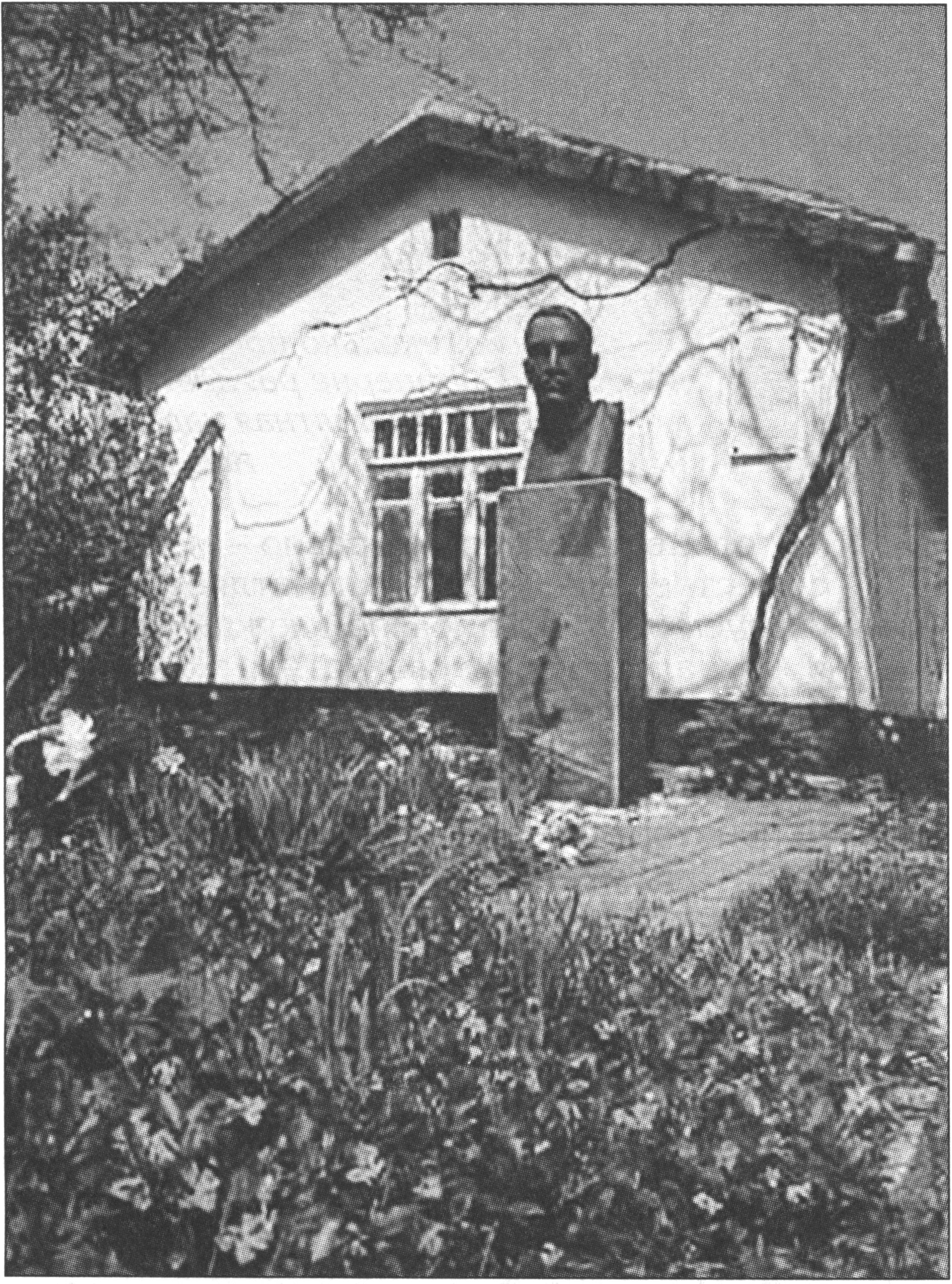 Домик Грина в Старом Крыму. У входа — бюст писателя работы Татьяны Гагариной. Фото 2007 года