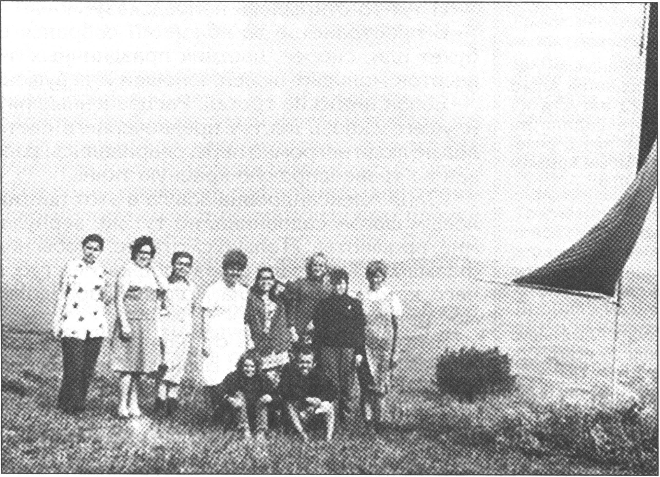 Поднятие Алого паруса на горе Агармыш. Юлия Первова (стоит четвертая справа) среди тех, кто первыми поднимали над Старым Крымом Алый парус. Фото 1970-х годов