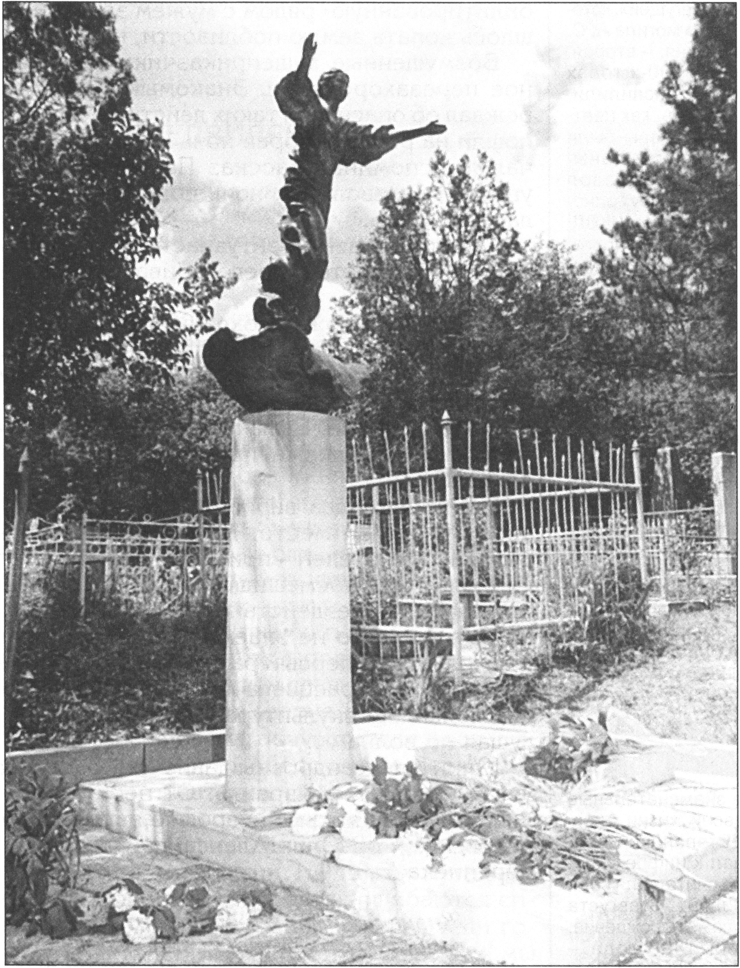 Скульптура «Бегущей» на могиле А.С. Грина. Современное фото