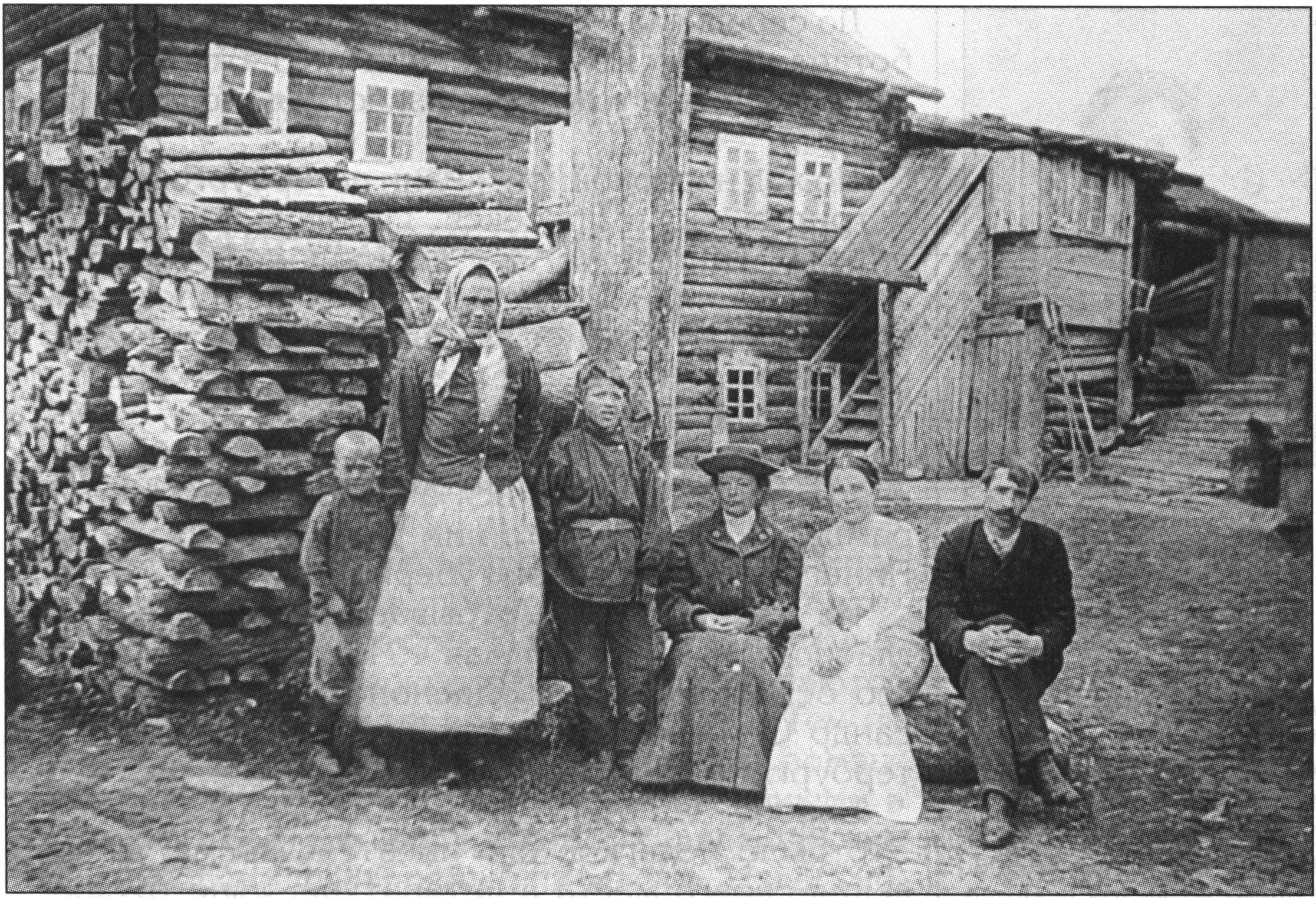 А.С. Грин и В.П. Абрамова (крайние справа) в архангельской ссылке. Фото 1911 года