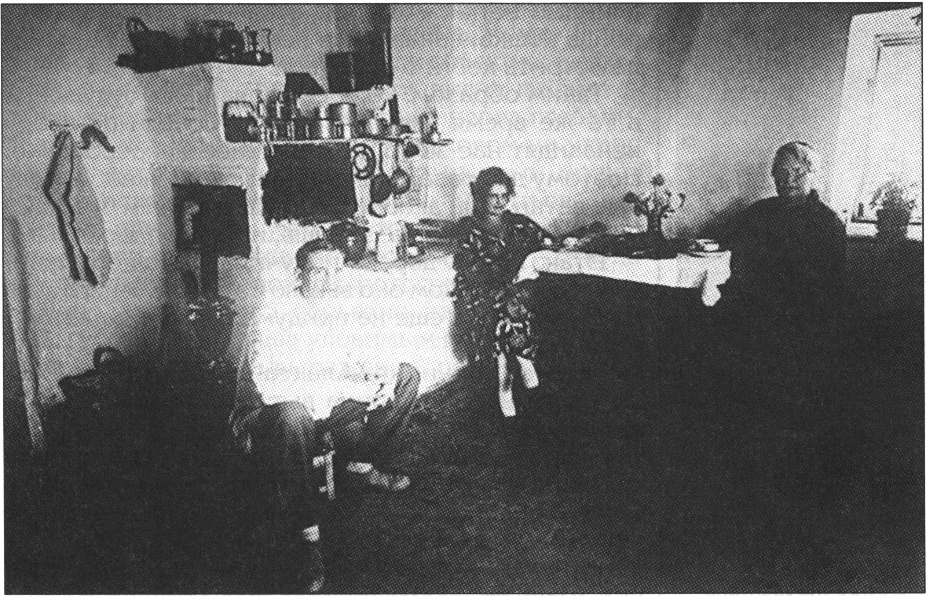 Супруги Грины и А.О. Миронова в кухне своей квартиры на Галерейной улице. Фото 1927года