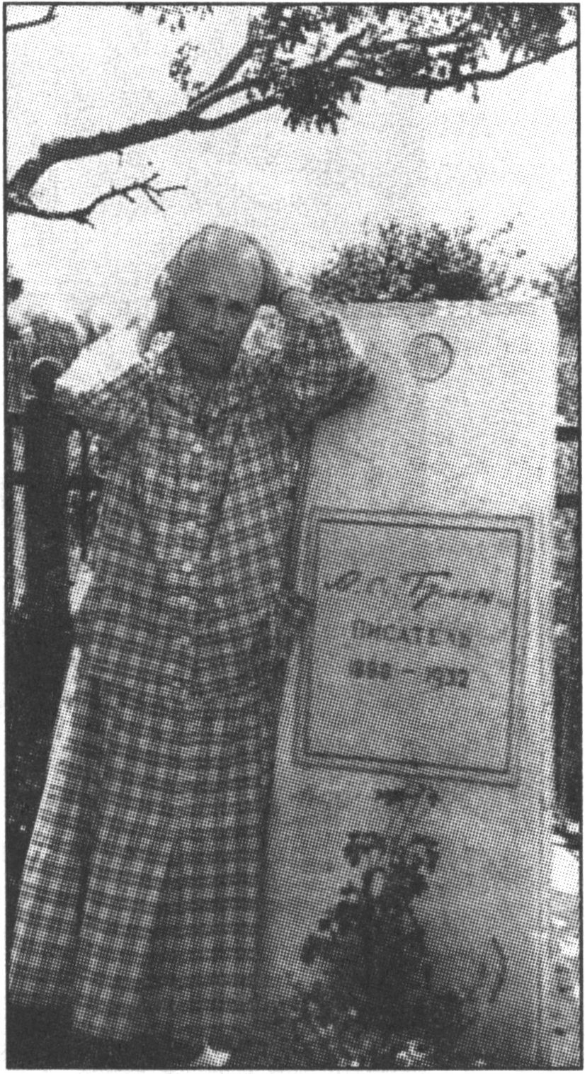  Н.Н. Грин у могилы А.С. Грина. Фото 1958года
