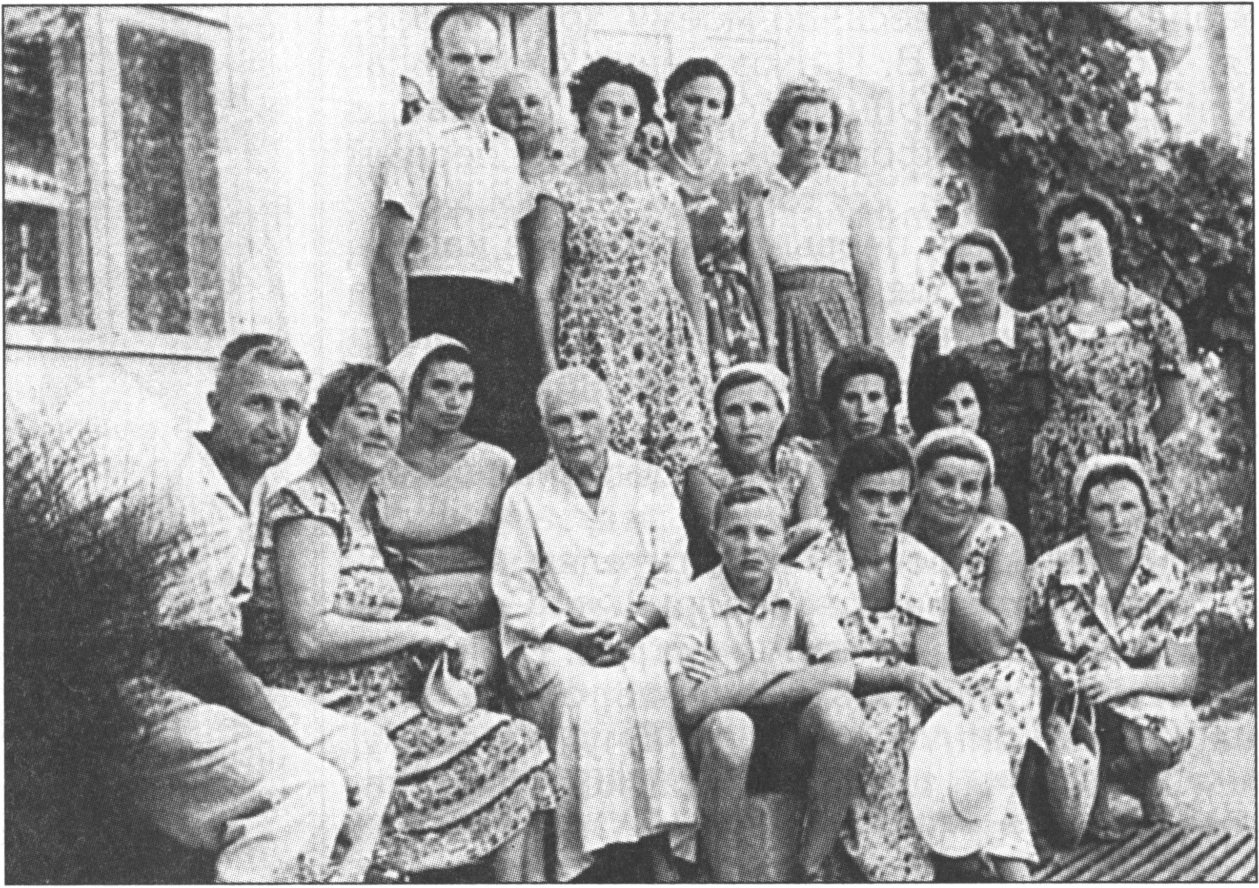 Нина Николаевна Грин среди экскурсантов. Фото 1960-х годов
