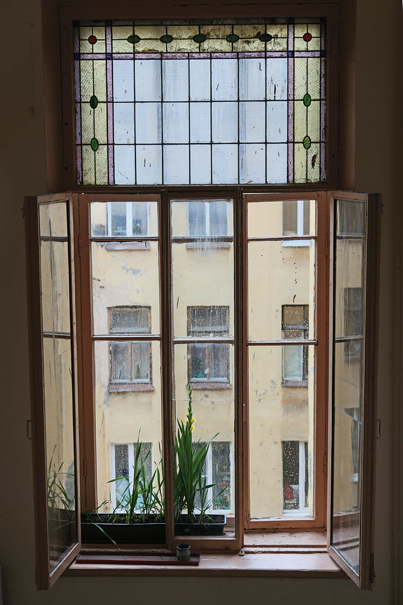 Окно парадной дома на 8-й Советской (Рождественской) улице, № 21, где в 1923 году жил Александр Грин