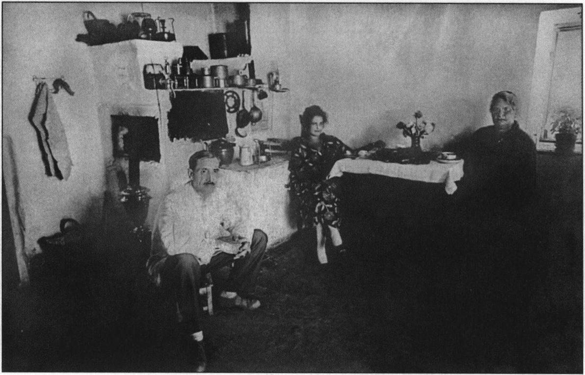 А.С. Грин, Н.Н. Грин и О.А. Миронова на кухне в доме на Галерейной в Феодосии. 1927 г.