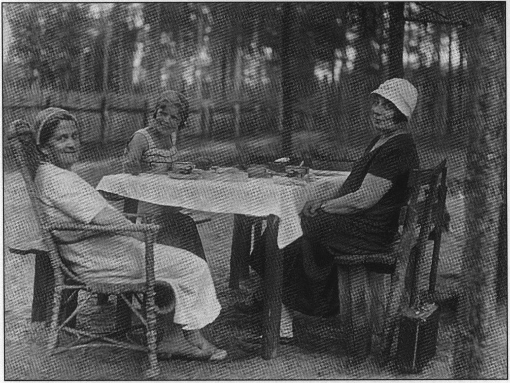В.П. Калицкая(справа) на даче. 1933 г. ФЛММГ. Публикуется впервые