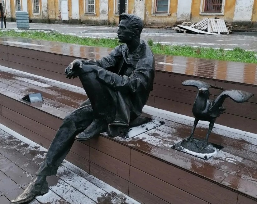Памятник Александру Грину на Соборной площади в Слободском